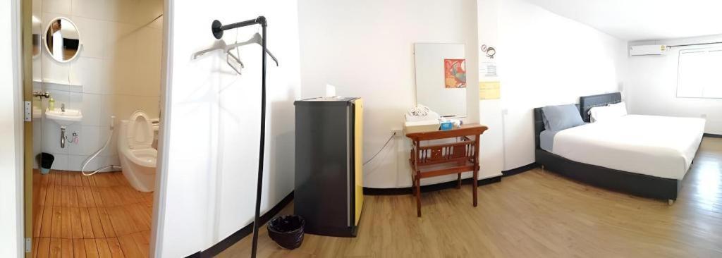 Hoppers Place Donmuang Hostel
